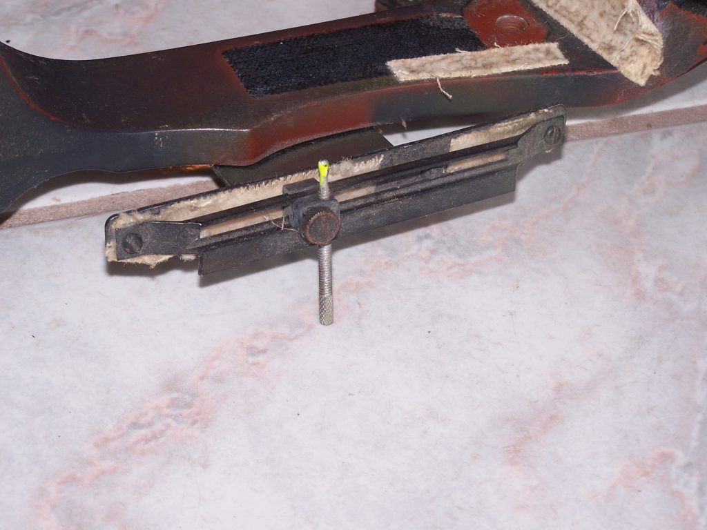 1970s PSE Pacer Bow, Autumn Orange Arrows and 4 Blade Satellites 005