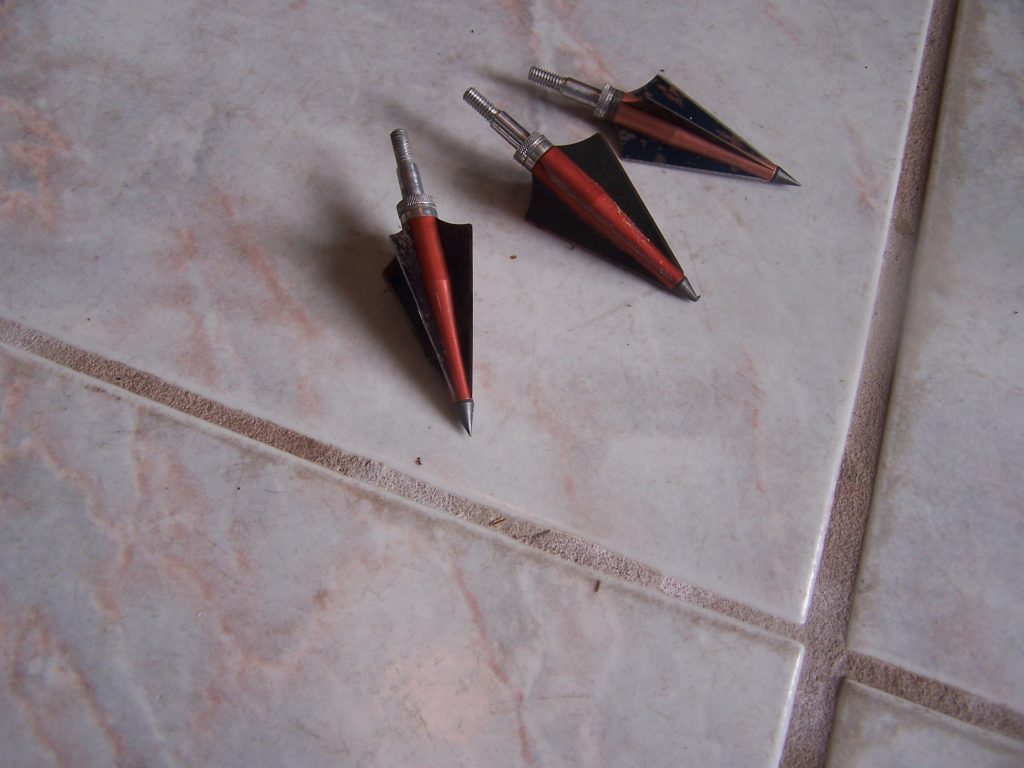 1970s PSE Pacer Bow, Autumn Orange Arrows and 4 Blade Satellites 007